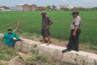 Personel Polsek Tikung melaksanakan Patroli Kota Presisi sekaligus memberikan edukasi kesiapsiagaan bencana kepada warga di Dusun Pengaron, Desa Pengumbulanadi, Kecamatan Tikung, Senin (3/8/2026). (Foto Dok Ho/RadarBangsa.co.id)