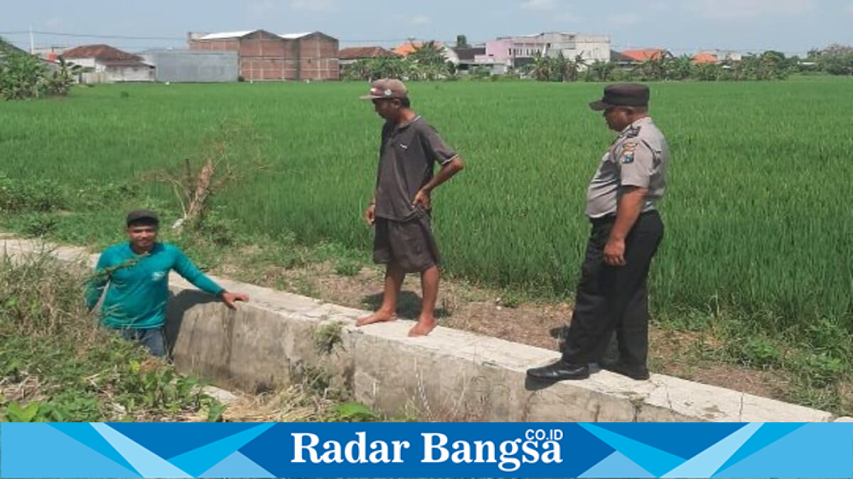 Personel Polsek Tikung melaksanakan Patroli Kota Presisi sekaligus memberikan edukasi kesiapsiagaan bencana kepada warga di Dusun Pengaron, Desa Pengumbulanadi, Kecamatan Tikung, Senin (3/8/2026). (Foto Dok Ho/RadarBangsa.co.id)