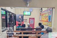 Anggota Polsek Tikung bersama warga mengikuti kegiatan nonton bareng Final Piala Presiden 2026 Persebaya vs Persib di Mapolsek Tikung, Kamis, 6 Agustus 2026. (Foto Dok Ho/RadarBangsa.co.id)