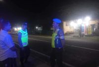Personel Polsek Tikung melakukan patroli objek vital di SPBU Tikung, BRI Tikung, BDL Tikung, dan Pasar Tikung, Senin (3/8/2026) malam. (Foto Dok Ho/RadarBangsa.co.id)