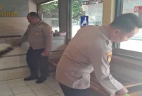Petugas Polsek Tikung melaksanakan kesiapsiagaan penjagaan dan membersihkan Mapolsek Tikung, Kamis (13/8/2026). (Foto Dok Ho/RadarBangsa.co.id)