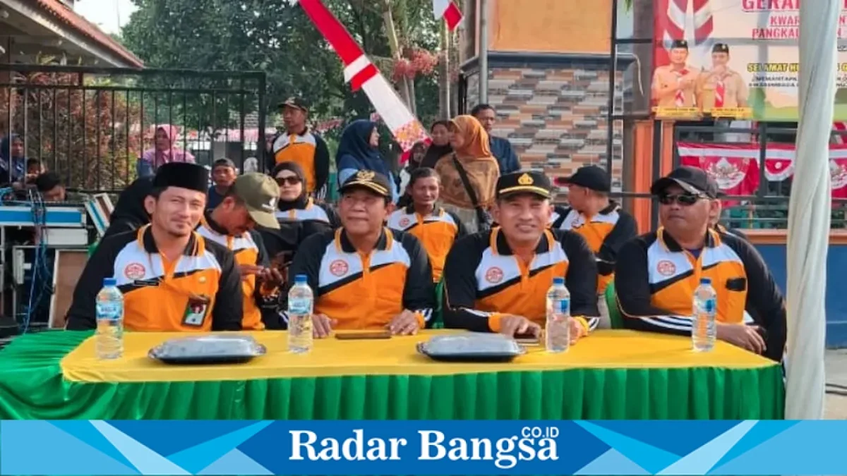 Peserta mengikuti lomba gerak jalan tingkat SD/MI, SMP/MTs, dan SMA/MA di Kecamatan Tikung, Kabupaten Lamongan, Kamis (13/8/2026). (Foto Dok Ho/RadarBangsa.co.id)