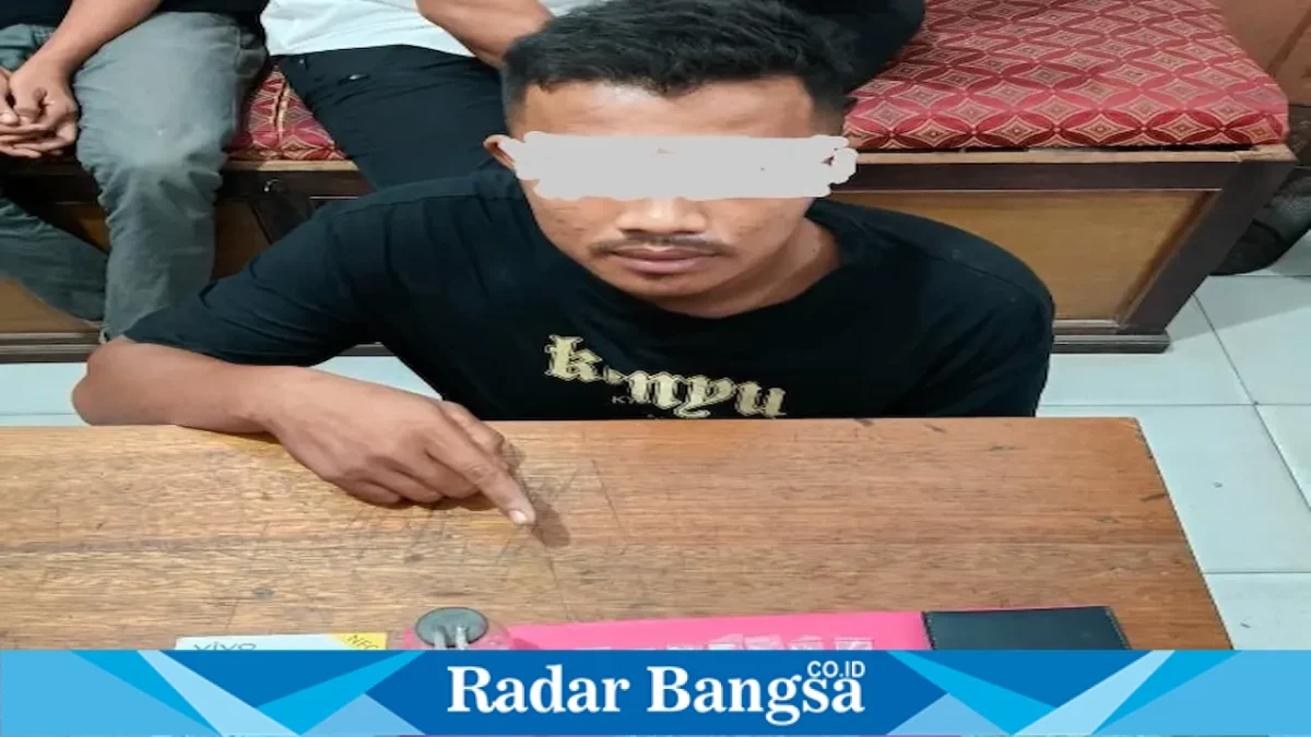 Petugas Polsek Ukui mengamankan pelaku beserta barang bukti narkotika di Kecamatan Ukui, Pelalawan, Selasa (25/8/2026). (Foto Dok Humas Polsek Ukui/RadarBangsa.co.id)