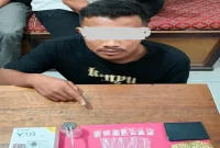 Petugas Polsek Ukui mengamankan pelaku beserta barang bukti narkotika di Kecamatan Ukui, Pelalawan, Selasa (25/8/2026). (Foto Dok Humas Polsek Ukui/RadarBangsa.co.id)