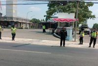 Personel Polsek Tikung bersama Polwan Polres Lamongan melaksanakan pengamanan dan pengaturan arus lalu lintas saat Sholat Jumat di Masjid Namira, Desa Jotosanur, Kecamatan Tikung, Kabupaten Lamongan, Jumat, 7 Agustus 2026. (Foto Dok Ho/RadarBangsa.co.id)
