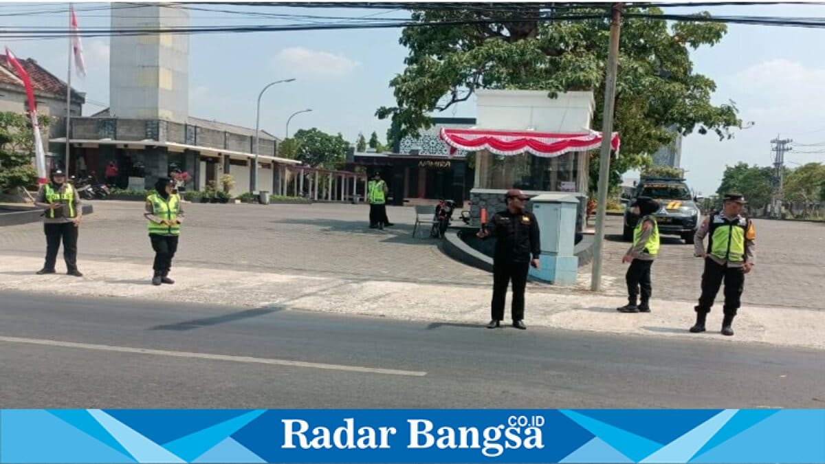 Personel Polsek Tikung bersama Polwan Polres Lamongan melaksanakan pengamanan dan pengaturan arus lalu lintas saat Sholat Jumat di Masjid Namira, Desa Jotosanur, Kecamatan Tikung, Kabupaten Lamongan, Jumat, 7 Agustus 2026. (Foto Dok Ho/RadarBangsa.co.id)