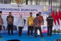 Dirjen Dukcapil Kemendagri bersama Komisi II DPR RI meninjau layanan administrasi kependudukan pada kegiatan Rebranding Dukcapil di Kantor Kecamatan Ajung, Kabupaten Jember, Kamis, 6 Agustus 2026. (Foto Dok Ho/RadarBangsa.co.id)