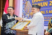 Bupati Pasuruan Rusdi Sutejo menerima penghargaan dari Kemendukbangga/BKKBN pada Peringatan Harganas ke-33 di Auditorium Mpu Sindok, Kompleks Kantor Bupati Pasuruan, Rabu (5/8/2026). (Foto Dok Ho/RadarBangsa.co.id).