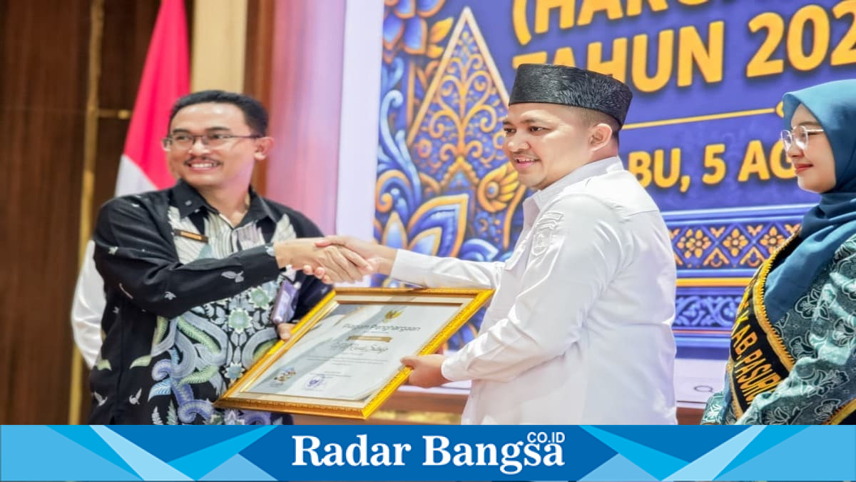 Bupati Pasuruan Rusdi Sutejo menerima penghargaan dari Kemendukbangga/BKKBN pada Peringatan Harganas ke-33 di Auditorium Mpu Sindok, Kompleks Kantor Bupati Pasuruan, Rabu (5/8/2026). (Foto Dok Ho/RadarBangsa.co.id).