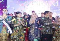 (Tengah) Anggota DPD RI Lia Istifhama berfoto bersama Raka Akhdan Muhammad Zahran Wibisono dan Raki Deninta Festi Berliani usai dinobatkan sebagai Raka-Raki Jawa Timur 2026 di Aston Gresik Hotel, Jumat (7/8/2026) malam. (Foto Dok Ho/RadarBangsa.co.id)