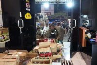 Bupati Sidoarjo Subandi memantau razia gabungan peredaran miras ilegal di Kabupaten Sidoarjo, Sabtu (1/8/2026). Dalam operasi tersebut, petugas menyita 1.696 botol minuman keras. (Foto Dok Ho/RadarBangsa.co.id).