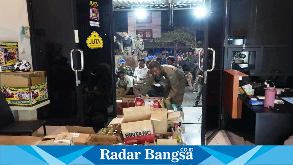 Bupati Sidoarjo Subandi memantau razia gabungan peredaran miras ilegal di Kabupaten Sidoarjo, Sabtu (1/8/2026). Dalam operasi tersebut, petugas menyita 1.696 botol minuman keras. (Foto Dok Ho/RadarBangsa.co.id).