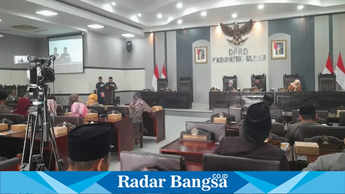 Bupati Blitar Rijanto saat menyampaikan penjelasan perubahan KUA-PPAS Tahun Anggaran 2026 dalam rapat paripurna DPRD Kabupaten Blitar, Jumat (21/8/2026). (Foto Dok Ho/RadarBangsa.co.id)