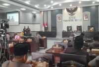 Bupati Blitar Rijanto saat menyampaikan penjelasan perubahan KUA-PPAS Tahun Anggaran 2026 dalam rapat paripurna DPRD Kabupaten Blitar, Jumat (21/8/2026). (Foto Dok Ho/RadarBangsa.co.id)