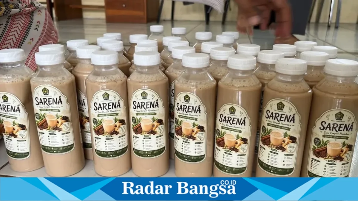 Siswa MAN 2 Probolinggo menunjukkan produk Sambel Man-Two dan Sarena hasil keterampilan tata boga. (Foto: MAN 2 Probolinggo)