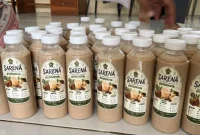 Siswa MAN 2 Probolinggo menunjukkan produk Sambel Man-Two dan Sarena hasil keterampilan tata boga. (Foto: MAN 2 Probolinggo)