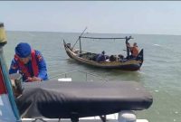 Personel Satpolairud Polres Lamongan menyalurkan bantuan sekitar 35 liter solar kepada kapal nelayan yang kehabisan BBM di Perairan Kandangsemankon, Kecamatan Paciran, Minggu (2/8/2026). (Foto Dok Ho/RadarBangsa.co.id)