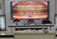 Wakapolres Pelalawan Kompol Asep Rahmat didampingi Kasat Reskrim AKP Bayu Ramadhan Effendi memberikan keterangan pers terkait pengungkapan kasus pembakaran lahan gambut di Mapolres Pelalawan, Jumat, 7 Agustus 2026. (Foto Dok Ho/RadarBangsa.co.id)
