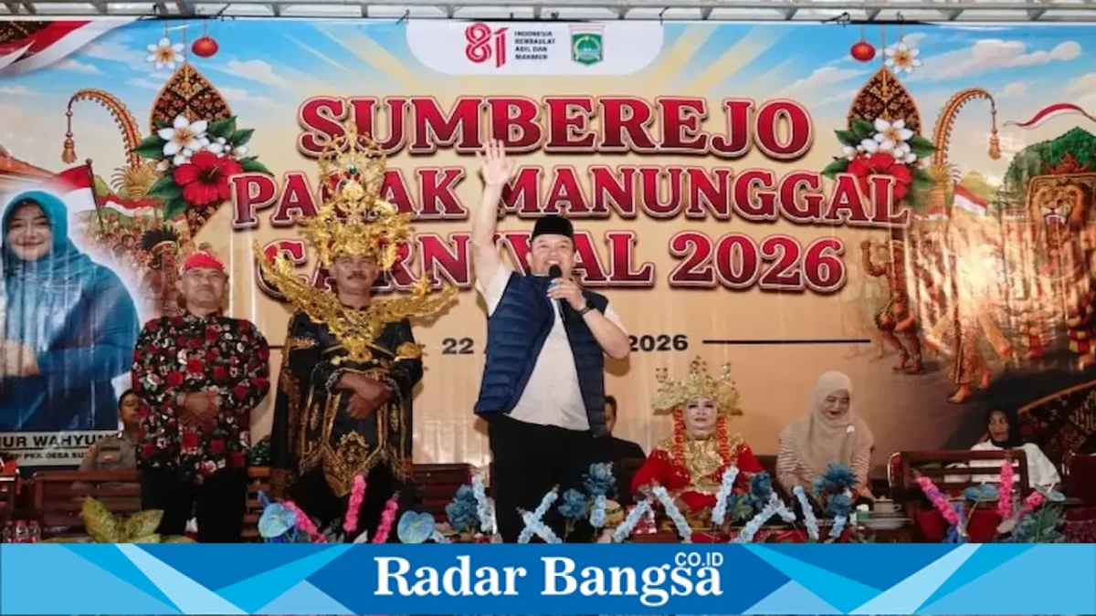Sekda Kabupaten Malang Budiar bersama jajaran menghadiri Pagak Manunggal Carnival dalam rangka Bersih Dusun Bandarangin di Desa Sumberejo, Kecamatan Pagak, Sabtu (22/8) malam. (Foto Dok Ho/RadarBangsa.co.id)