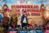 Sekda Kabupaten Malang Budiar bersama jajaran menghadiri Pagak Manunggal Carnival dalam rangka Bersih Dusun Bandarangin di Desa Sumberejo, Kecamatan Pagak, Sabtu (22/8) malam. (Foto Dok Ho/RadarBangsa.co.id)
