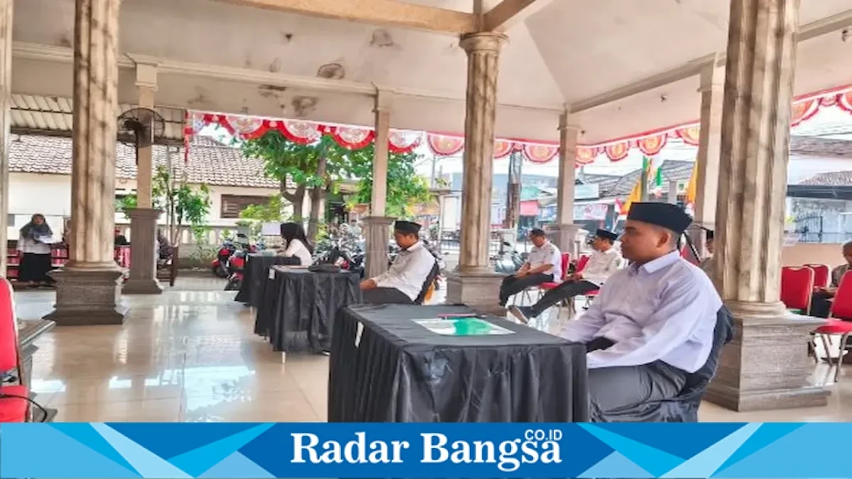 Proses ujian seleksi calon Kepala Kewilayahan Randupitu di Kantor Desa Randupitu, Rabu (19/8/2026). (Foto Dok Ho/RadarBangsa.co.id)