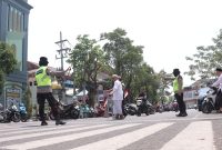 Personel Polwan Polres Lamongan memberikan pelayanan melalui Program Srikandi Care di sekitar masjid saat pelaksanaan Sholat Jumat di Lamongan, Jumat (7/8/2026). (Foto Dok Ho/RadarBangsa.co.id)