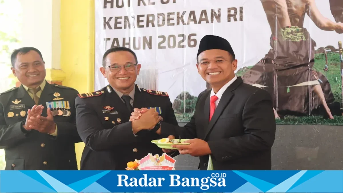 Kapolsek Laren AKP Anang Purwo Widodo, S.H menerima tumpeng dalam tasyakuran HUT ke-81 RI di Laren, Senin (17/8). (Foto Dok Ho/RadarBangsa.co.id)