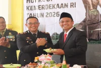 Kapolsek Laren AKP Anang Purwo Widodo, S.H menerima tumpeng dalam tasyakuran HUT ke-81 RI di Laren, Senin (17/8). (Foto Dok Ho/RadarBangsa.co.id)