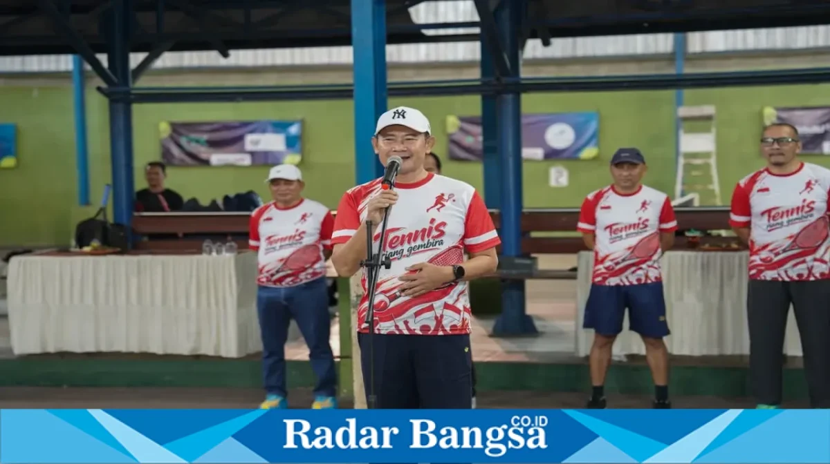 Bupati Lamongan Yuhronur Efendi membuka Kejuaraan Tenis Riang Gembira Yes Cup 2026 di Lapangan Tenis Pemkab Lamongan, Sabtu (15/8/2026). (Foto Dok Ho/RadarBangsa.co.id)