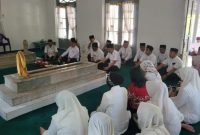 Bupati Blitar Rijanto bersama Forkopimda dan jajaran Pemkab Blitar mengikuti ziarah makam tokoh dan leluhur dalam rangka Hari Jadi Kabupaten Blitar ke-702 di Blitar, Senin (3/8/2026). (Foto Dok Ho/RadarBangsa.co.id).