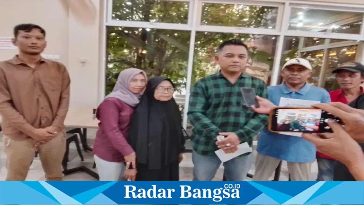 Ahli waris Alm. Sodikin didampingi kuasa hukum Eko Fariz Fahyudiono, S.H. dan Nanda Setiyawan, S.H. saat mengadukan Pemdes Plosowahyu ke KIP Jatim dan Ombudsman Jatim, Lamongan, Kamis (13/8/2026). (Foto Dok Ho/RadarBangsa.co.id)
