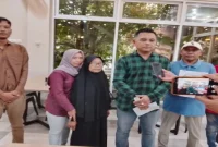 Ahli waris Alm. Sodikin didampingi kuasa hukum Eko Fariz Fahyudiono, S.H. dan Nanda Setiyawan, S.H. saat mengadukan Pemdes Plosowahyu ke KIP Jatim dan Ombudsman Jatim, Lamongan, Kamis (13/8/2026). (Foto Dok Ho/RadarBangsa.co.id)