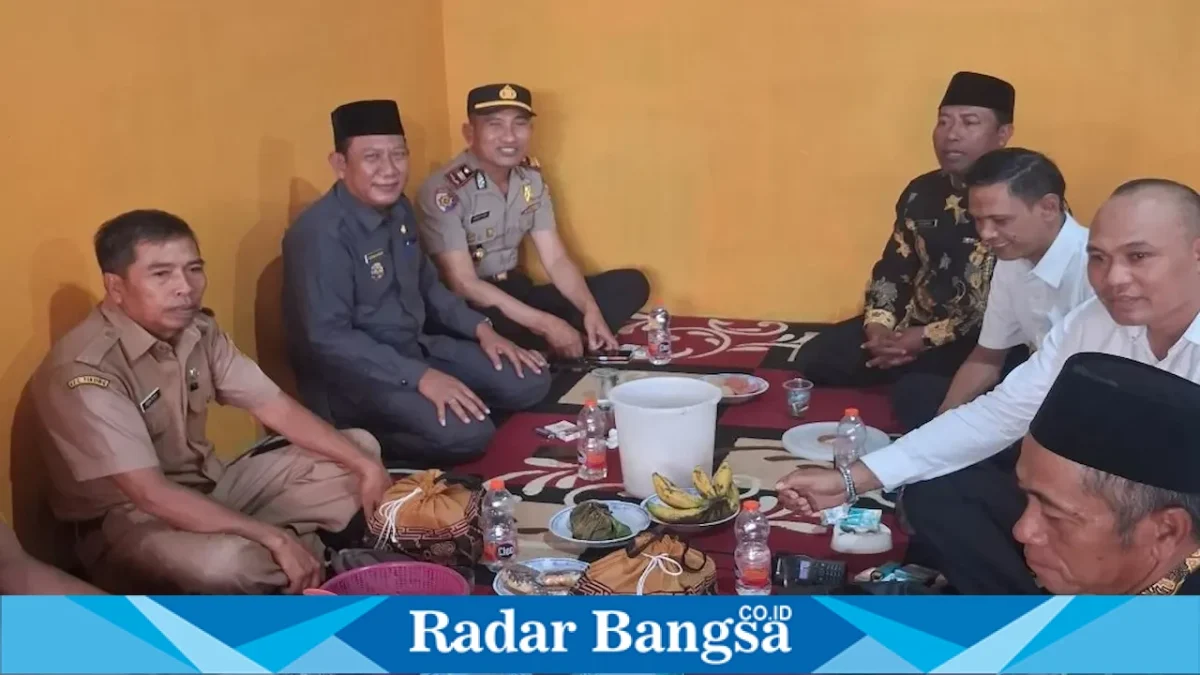 Kades Yasmuin, Camat Sujirman, Kapolsek, dan anggota saat mengikuti arak gunungan dalam rangka Sedekah Bumi di Dusun Klating, Desa Takeranklating, Senin (24/8/2026). (Foto Dok Ho/RadarBangsa.co.id)