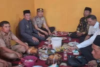 Kades Yasmuin, Camat Sujirman, Kapolsek, dan anggota saat mengikuti arak gunungan dalam rangka Sedekah Bumi di Dusun Klating, Desa Takeranklating, Senin (24/8/2026). (Foto Dok Ho/RadarBangsa.co.id)