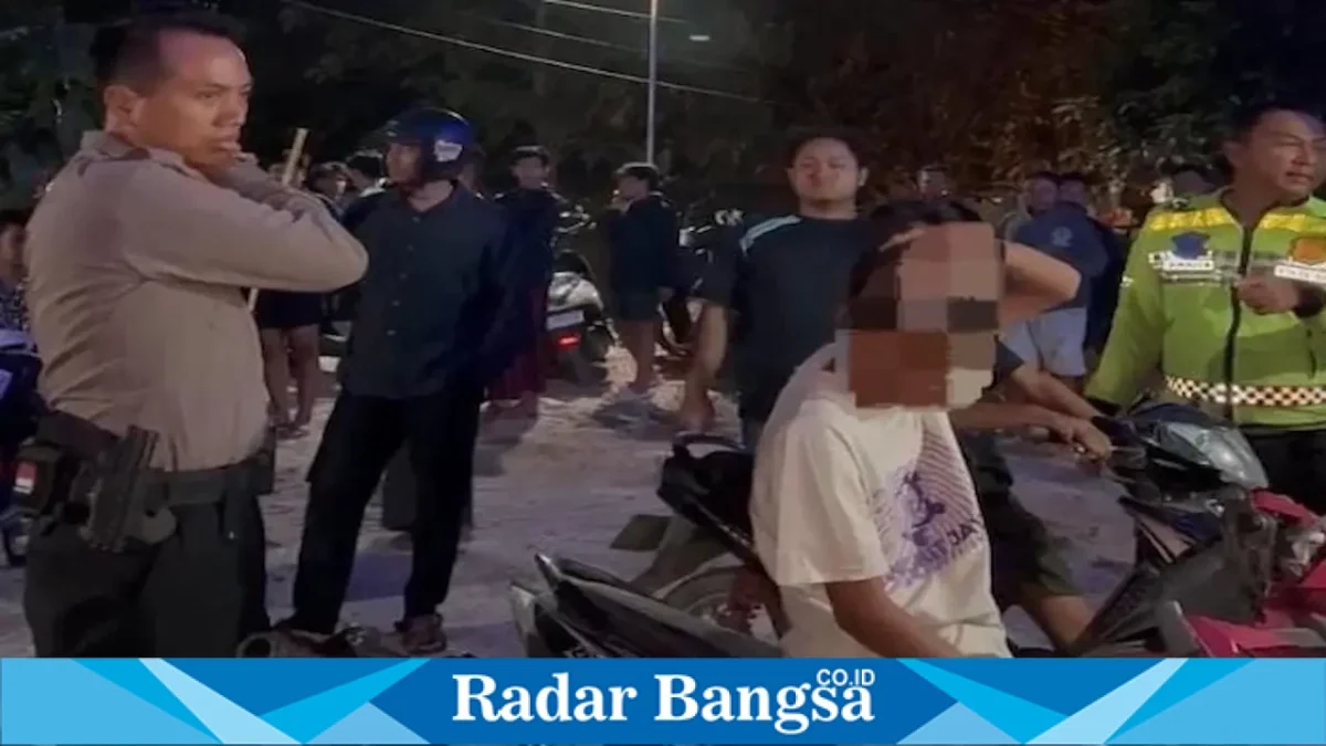 Petugas Pamapta Polres Lamongan memeriksa sejumlah pemuda dan kendaraan yang diduga hendak melakukan balap liar di Jalan Lingkar Utara Lamongan, Sabtu (15/8/2026) dini hari. (Foto Dok Ho/RadarBangsa.co.id)