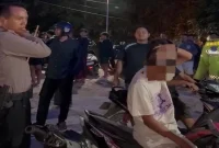Petugas Pamapta Polres Lamongan memeriksa sejumlah pemuda dan kendaraan yang diduga hendak melakukan balap liar di Jalan Lingkar Utara Lamongan, Sabtu (15/8/2026) dini hari. (Foto Dok Ho/RadarBangsa.co.id)