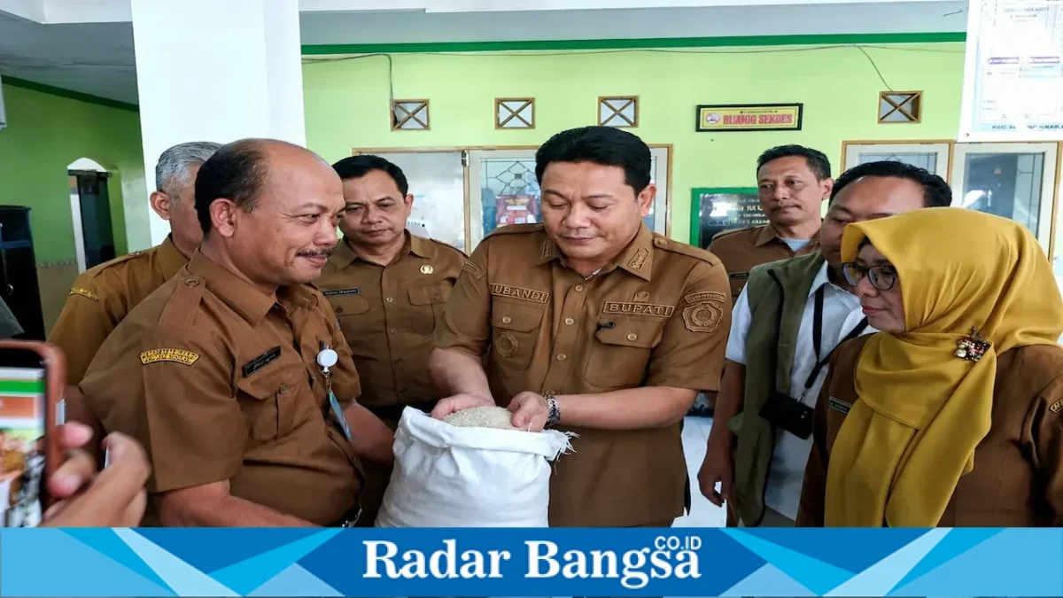 Bupati Subandi memeriksa beras bantuan pangan di Kecamatan Sedati, Senin (24/8/2026). (Foto Dok Ho/RadarBangsa.co.id)