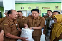 Bupati Subandi memeriksa beras bantuan pangan di Kecamatan Sedati, Senin (24/8/2026). (Foto Dok Ho/RadarBangsa.co.id)