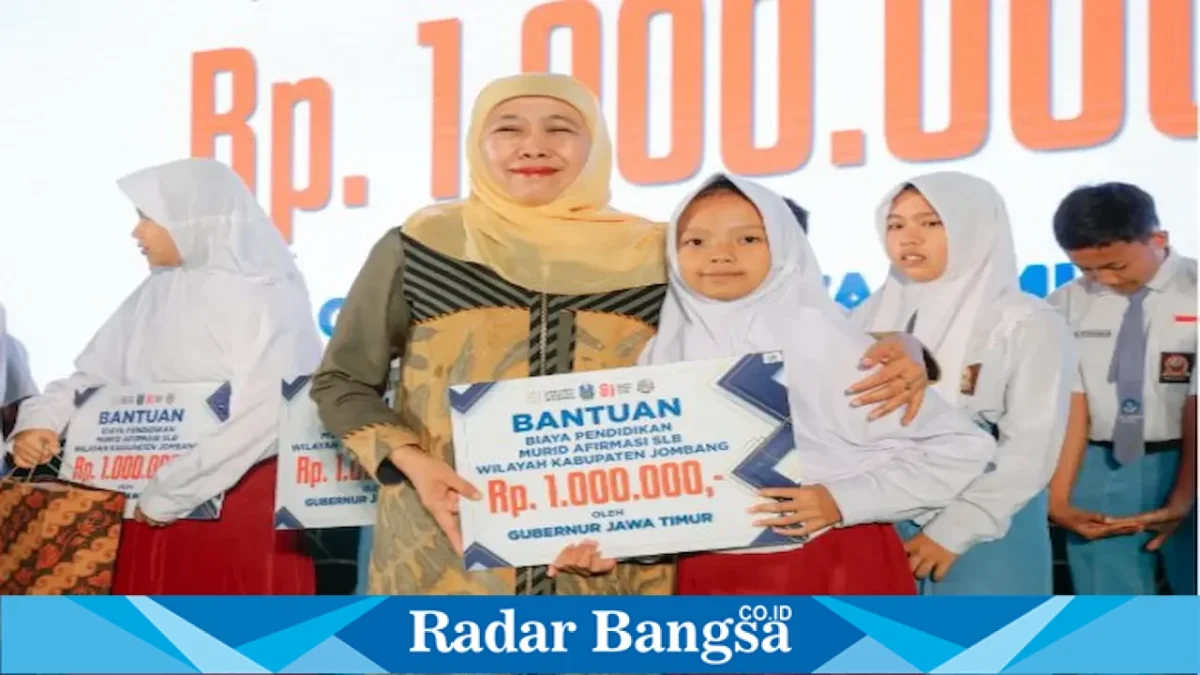 Gubernur Jawa Timur Khofifah Indar Parawansa saat menyerahkan bantuan biaya pendidikan afirmasi kepada murid SMA, SMK, dan SLB di SMKN 3 Jombang, 29 Agustus. (Foto Dok Ho/RadarBangsa.co.id)