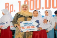 Gubernur Jawa Timur Khofifah Indar Parawansa saat menyerahkan bantuan biaya pendidikan afirmasi kepada murid SMA, SMK, dan SLB di SMKN 3 Jombang, 29 Agustus. (Foto Dok Ho/RadarBangsa.co.id)