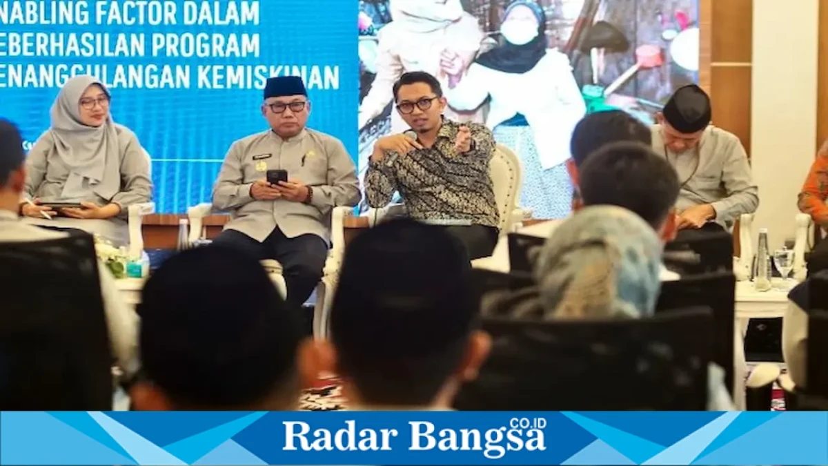 Bupati Banyuwangi Ipuk Fiestiandani bersama Tenaga Ahli Menteri Sosial Andy Kurniawan dalam Rapat Koordinasi Penanggulangan Kemiskinan di Banyuwangi, Jumat (21/8/2026). (Foto Dok Ho/RadarBangsa.co.id)