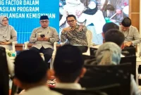 Bupati Banyuwangi Ipuk Fiestiandani bersama Tenaga Ahli Menteri Sosial Andy Kurniawan dalam Rapat Koordinasi Penanggulangan Kemiskinan di Banyuwangi, Jumat (21/8/2026). (Foto Dok Ho/RadarBangsa.co.id)