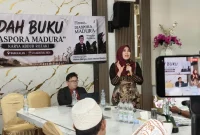 Ning Lia saat bedah buku Diaspora Madura di Bangkalan, 23/8/2026. (Foto Dok Ho/RadarBangsa.co.id)