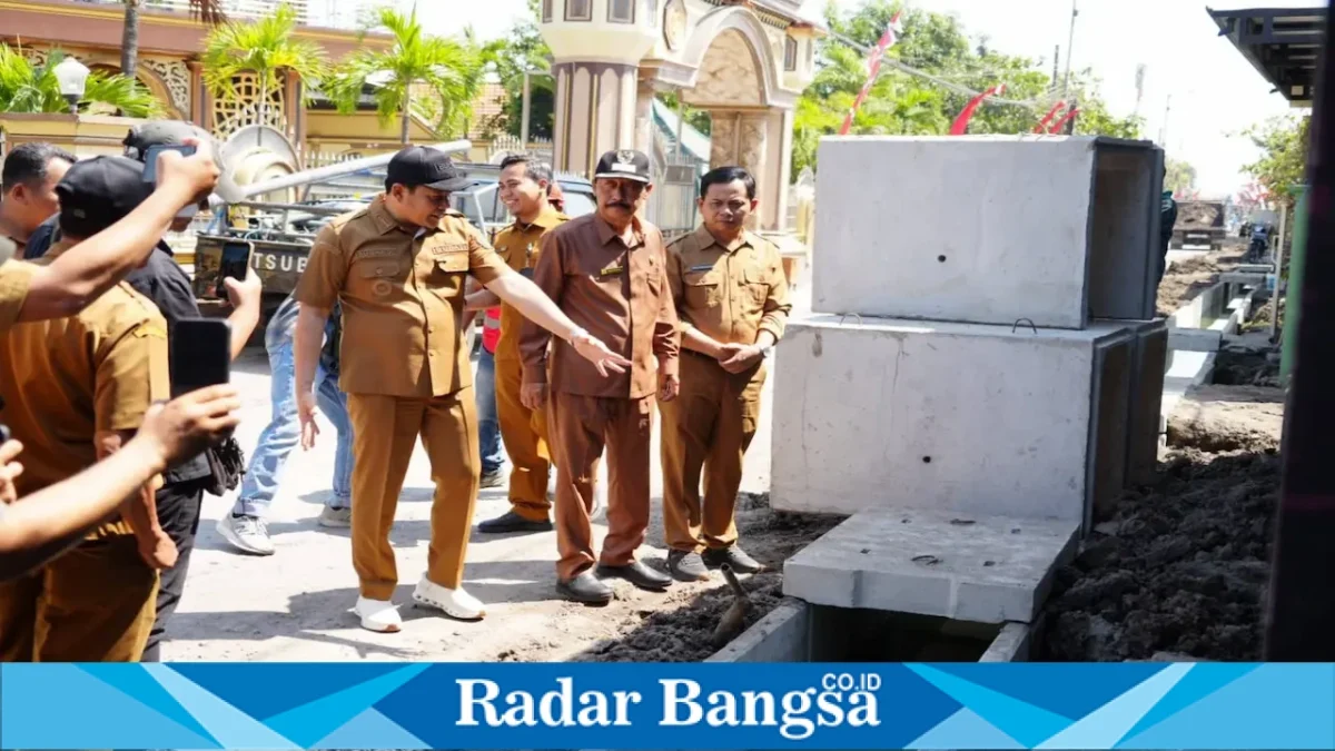 Bupati Subandi meninjau proyek betonisasi Jalan Tambakcemandi di Kecamatan Sedati, Senin (24/8/2026). (Foto Dok Ho/RadarBangsa.co.id)