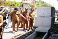 Bupati Subandi meninjau proyek betonisasi Jalan Tambakcemandi di Kecamatan Sedati, Senin (24/8/2026). (Foto Dok Ho/RadarBangsa.co.id)