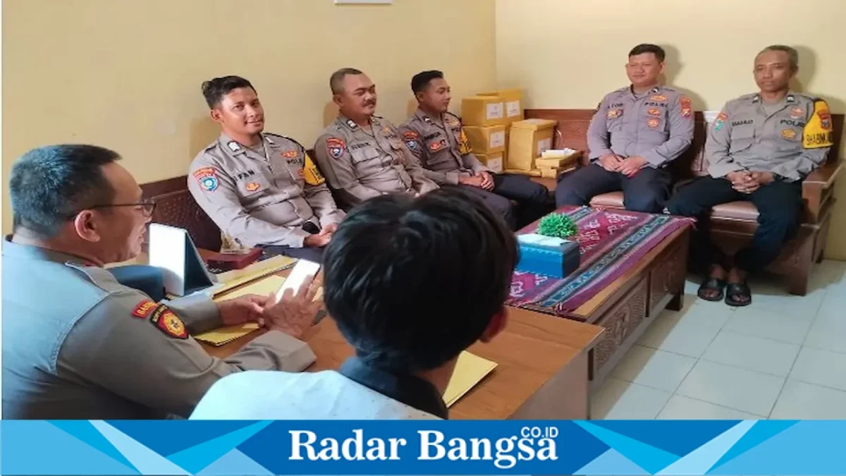 Kapolsek Laren memberikan pengarahan kepada Bhabinkamtibmas di wilayah Kecamatan Laren, Sabtu (22/8/2026). (Foto Dok Ho/RadarBangsa.co.id)