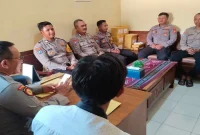 Kapolsek Laren memberikan pengarahan kepada Bhabinkamtibmas di wilayah Kecamatan Laren, Sabtu (22/8/2026). (Foto Dok Ho/RadarBangsa.co.id)
