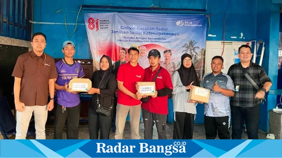 Gebyar BPJS Ketenagakerjaan Lamongan saat memberikan edukasi jaminan sosial kepada nelayan di Paciran. (Foto Dok Ho/RadarBangsa.co.id)