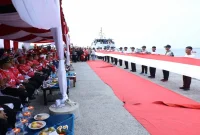 Bupati Asahan Taufik Zainal Abidin saat mengibarkan bendera Merah Putih raksasa berukuran 2 x 50 meter di Muara Selat Malaka, Asahan, Selasa (11/8/2026). (Foto Dok Ho/RadarBangsa.co.id)