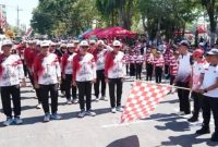 Bupati Bangkalan Lukman Hakim melepas peserta Lomba Gerak Jalan tingkat SMA/SMK/MAN dan kategori umum di Jalan Letnan Abdullah, Bangkalan, Minggu (9/8/2026). (Foto Dok Ho/RadarBangsa.co.id)